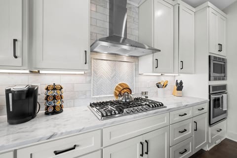 Gas cooktop & gorgeous finishings!