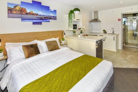 Family Suite, 1 Bedroom | Desk, soundproofing, iron/ironing board, WiFi