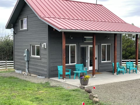 New, beautiful cabin with fabulous views!
