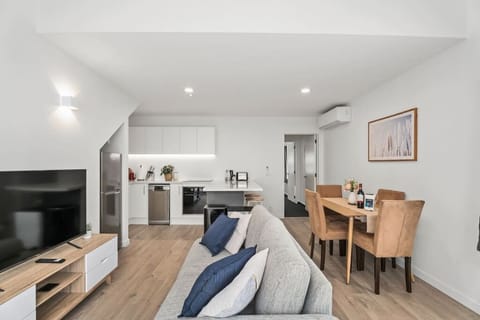 Beautiful and modern open plan apartment.

Fully renovated and brand new furniture as of November 2022.

Perfect for singles or a couple. 