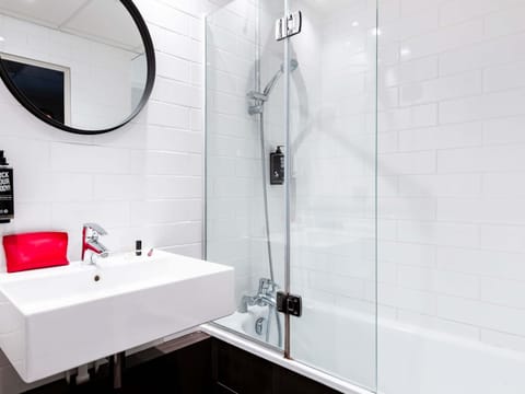 Combined shower/tub, eco-friendly toiletries, hair dryer, towels