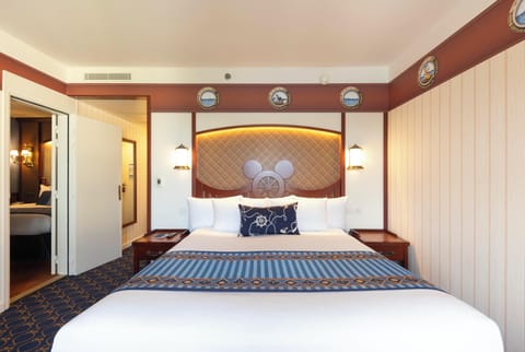 Compass Club Room | In-room safe, desk, blackout drapes, soundproofing