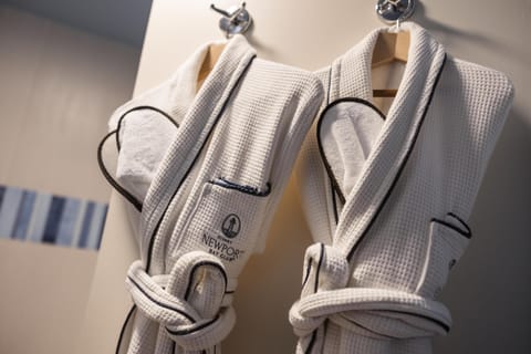 Combined shower/tub, free toiletries, hair dryer, towels