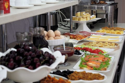 Free daily buffet breakfast