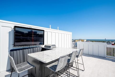 Rooftop Bar - Great place to watch the game!