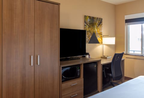 34-inch LCD TV with cable channels, TV