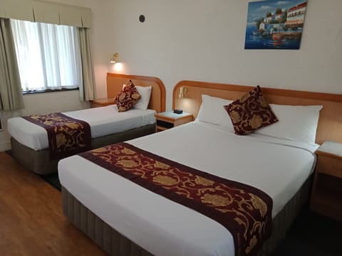 Twin Room | Premium bedding, desk, iron/ironing board, WiFi (free)