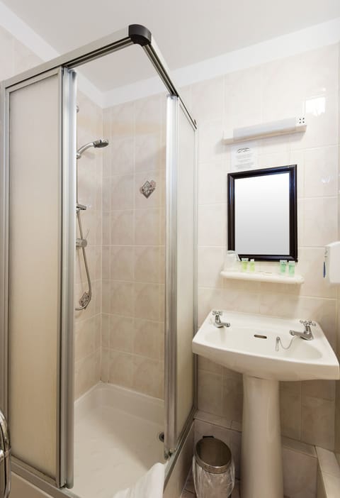 Twin Room | Bathroom shower