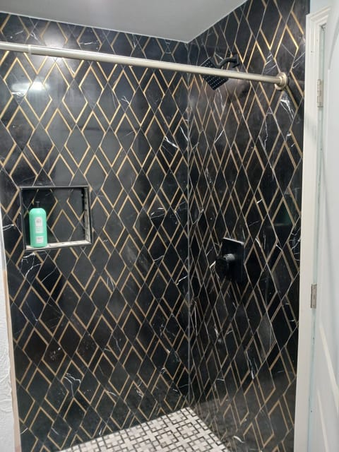 Classic Single Room | Bathroom | Hair dryer, towels, soap, shampoo