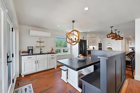 Fully stocked kitchen, ready for all your culinary adventures!