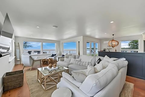 This space has it all: stunning views, stylish furnishings, and a relaxed, inviting vibe.