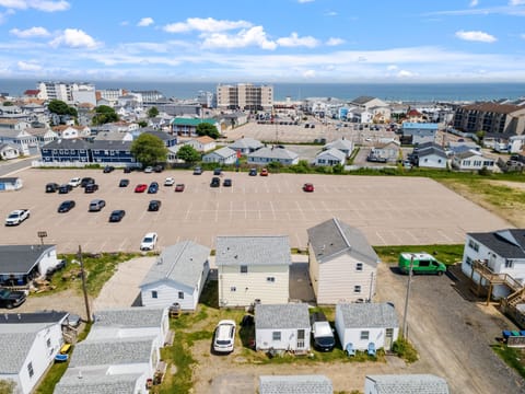 Just a 5 minute walk to the beach, shops, restaurants and entertainment!