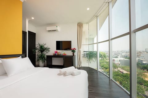 Junior Double Room, City View | Minibar, in-room safe, desk, WiFi (free)