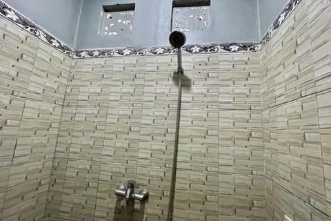 Family Room | Bathroom | Shower, rainfall showerhead, free toiletries, bidet