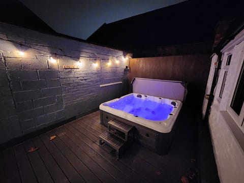 Hot tub on rooftop. Very Private