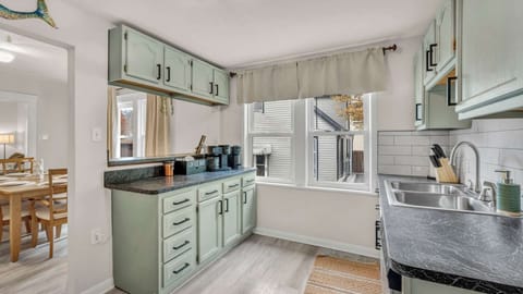 Cook breakfast, lunch, or dinner in a fully equipped kitchen that makes meal prep easy and enjoyable. Whether you're whipping up a quick bite or a gourmet feast, it’s the perfect space to get creative and enjoy home-cooked goodness.