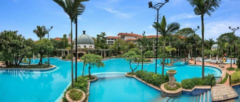Indoor pool, 2 outdoor pools, pool umbrellas