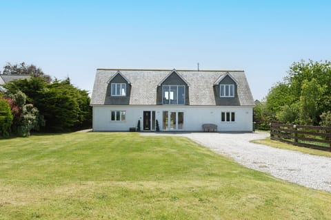 Welcome to Little Treveth Lowen (sleep 4). St Minver!