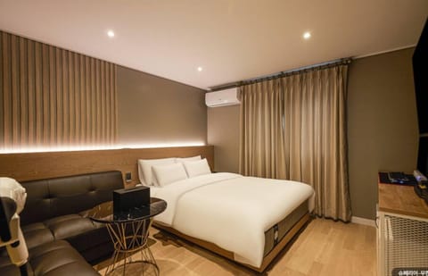 A - Superior Room, 1 Queen Bed, Non Smoking | Desk, laptop workspace, free WiFi, bed sheets