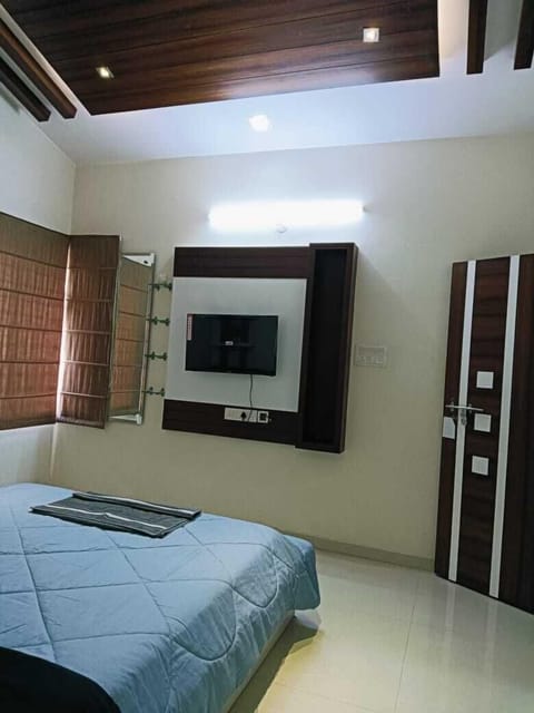 Desk, soundproofing, free WiFi, bed sheets
