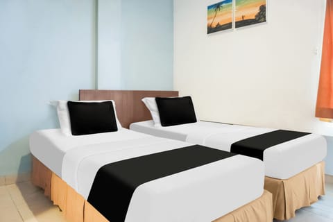 Deluxe Twin Room | Laptop workspace, WiFi (free), bed sheets