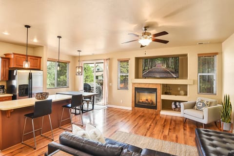 Welcome to Pine Mountain Trail by PORTER – the perfect Flagstaff retreat just 10 minutes from downtown and NAU in a lovely family-friendly neighborhood.