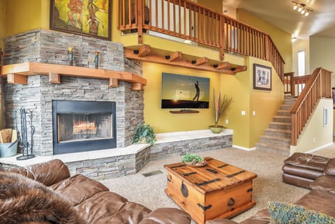 Welcome to Utopia by PORTER! Tucked away in Flagstaff, this end-unit golf course retreat sits right on the 18th hole of the Continental Country Club.