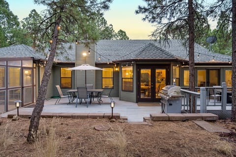 PORTER presents… "Coburn Cabin" - A beautifully remodeled 3-bedroom retreat nestled in Flagstaff's sought-after Country Club area.