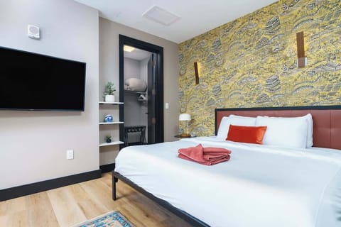 Bedroom w/ King Casper Mattress & Pillows!