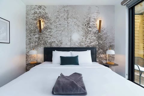 Master Suite w/ King Casper Mattress