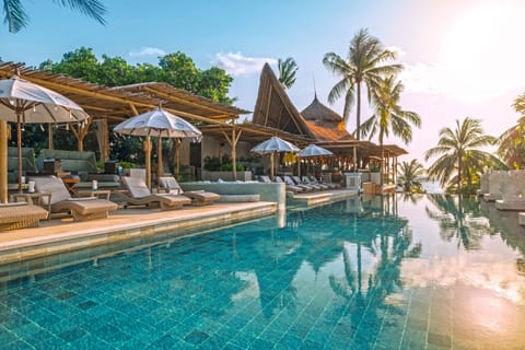 2 outdoor pools, sun loungers