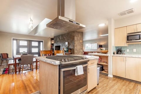Large, open-concept kitchen, perfect for family meals and gatherings with friends!