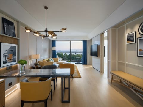 Premier Suite, 1 King Bed | Premium bedding, down comforters, pillowtop beds, minibar