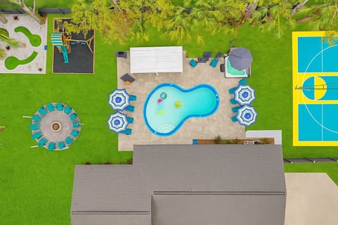 Pickleball, pool, mini golf, firepit, swings et and home