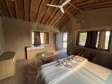 Traditional Double Room, 1 King Bed | Desk, bed sheets