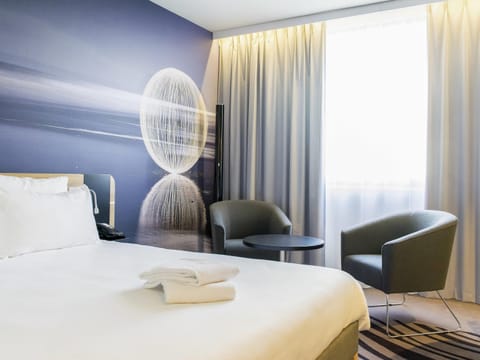 Standard Room, 1 Double Bed | In-room safe, desk, blackout drapes, soundproofing