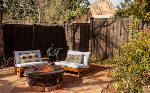 Unwind by the cozy propane fire pit surrounded by stylish seating—perfect for evening conversations, stargazing, or toasting marshmallows under Sedona’s stunning desert sky. A guest favorite for memorable nights!