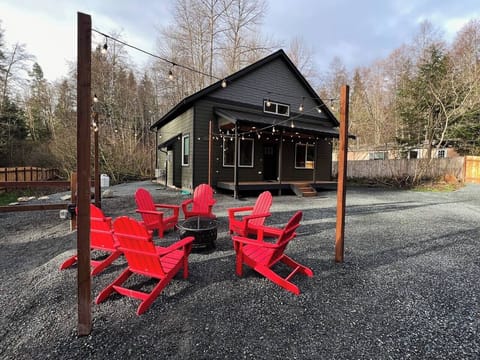 Welcome to Rustic Rainier - a brand new, beautiful cabin in the wood with all the modern amenities to make your stay truly enjoyable. A wood-burning fire pit awaits you for you to enjoy making s'mores with your loved ones.
