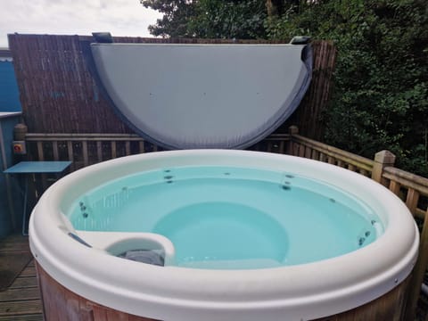 Cabin | Outdoor spa tub