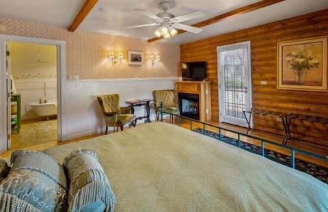 King bedroomWelcome to the JASMINE ROOM at Quarter Horse Inn by PORTER. This cozy, cabin-style room in a historic private inn combines vintage charm of bygone era with modern comfort.