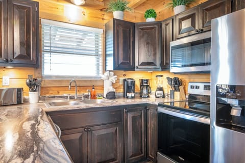 Cabin In The Mountains' fully-equipped kitchen