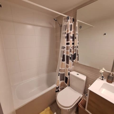 Comfort Apartment | Bathroom | Combined shower/tub, free toiletries, hair dryer, towels