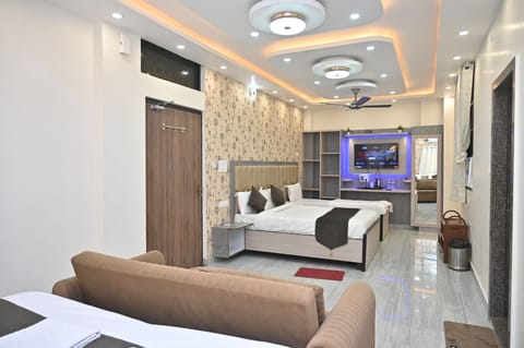 Family Studio Suite, Multiple Beds | Desk, laptop workspace, wheelchair access