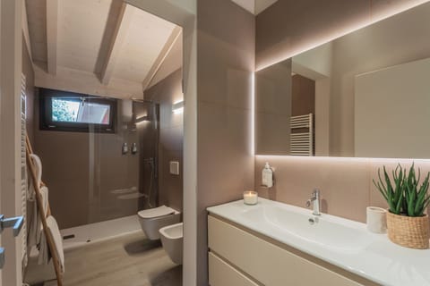 Superior Room | Bathroom | Shower, free toiletries, bathrobes, slippers