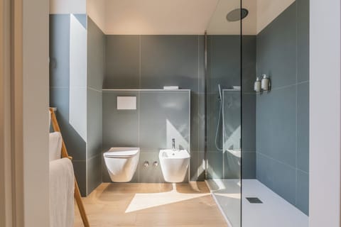 Junior Room | Bathroom | Shower, free toiletries, bathrobes, slippers