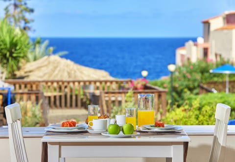 5 restaurants, breakfast served