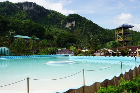 6 outdoor pools