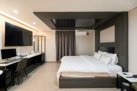 Desk, laptop workspace, free WiFi, bed sheets