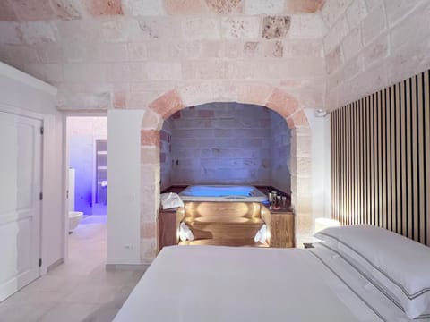 Deluxe Suite, Balcony, City View | 1 bedroom, minibar, in-room safe, desk
