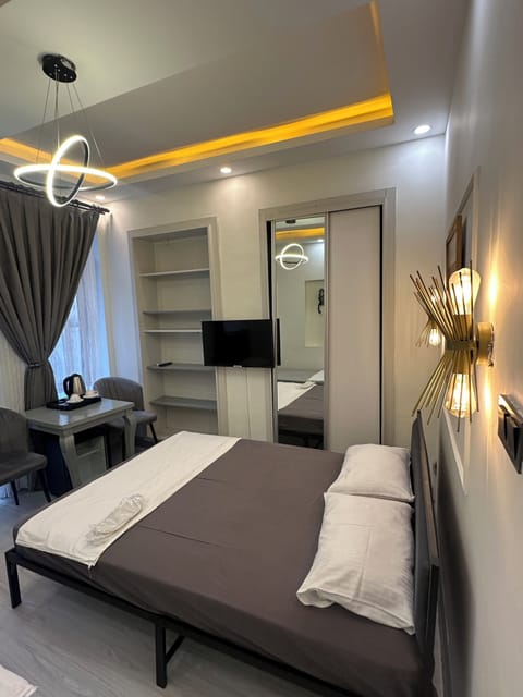 Luxury Suite | Egyptian cotton sheets, premium bedding, minibar, desk